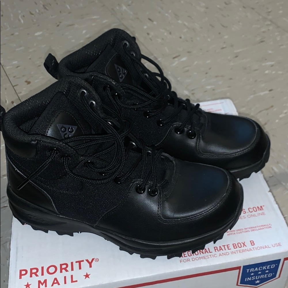ACG Boots size 6.5 hardly worn in great condition